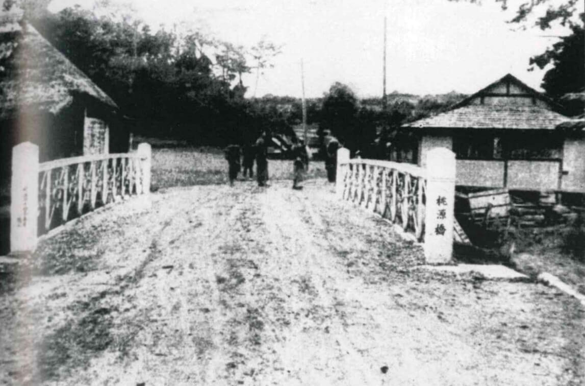 桃源郷を渡って学校へ急ぐ生徒